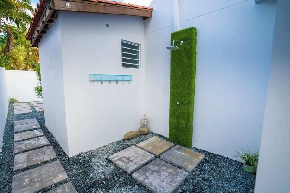 Outdoor Fresh Water Shower - Returning from the Beach, this is an awesome space to relax and remove the sand. 
