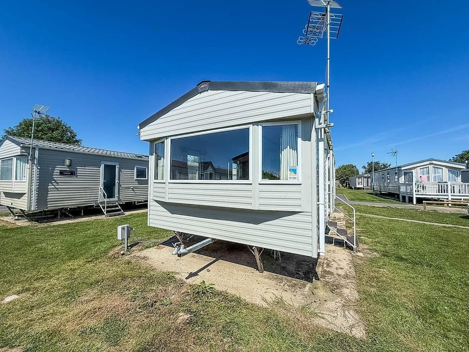 Spontaneous getaways are easy with 2cHolidays at Dovercourt Holiday Park.
