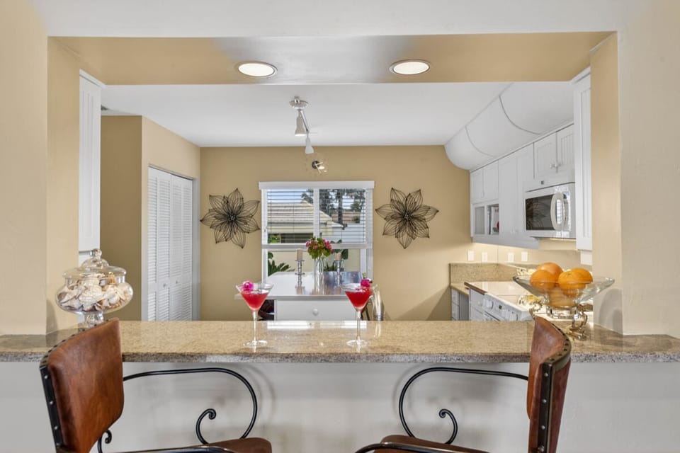 pass through bar to kitchen