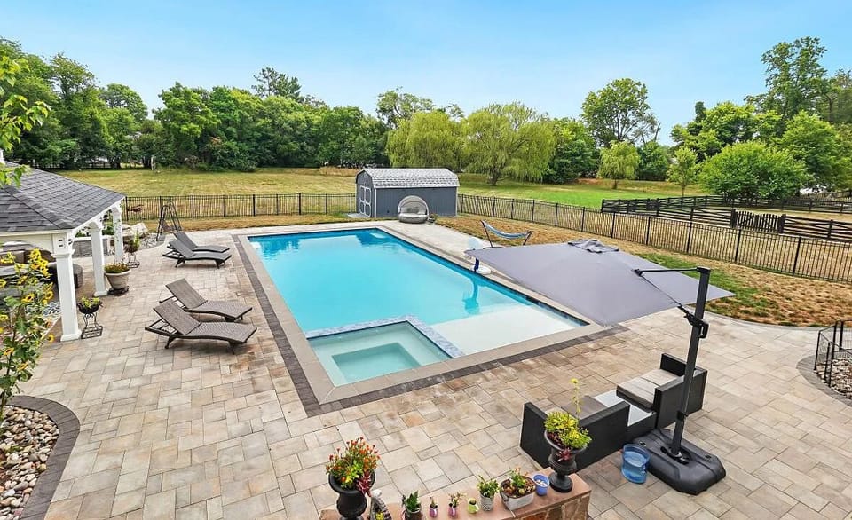 Heated Pool & Hot tub