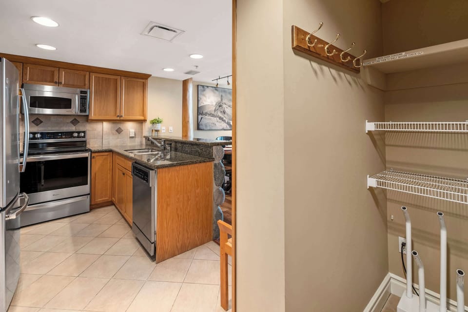 - Fully equipped kitchen with stainless appliances and granite countertops  
- Convenient entry space with hooks and shelves for ski gear or outdoor wear  
- Functional design blends modern comfort with mountain lodge practicality  
