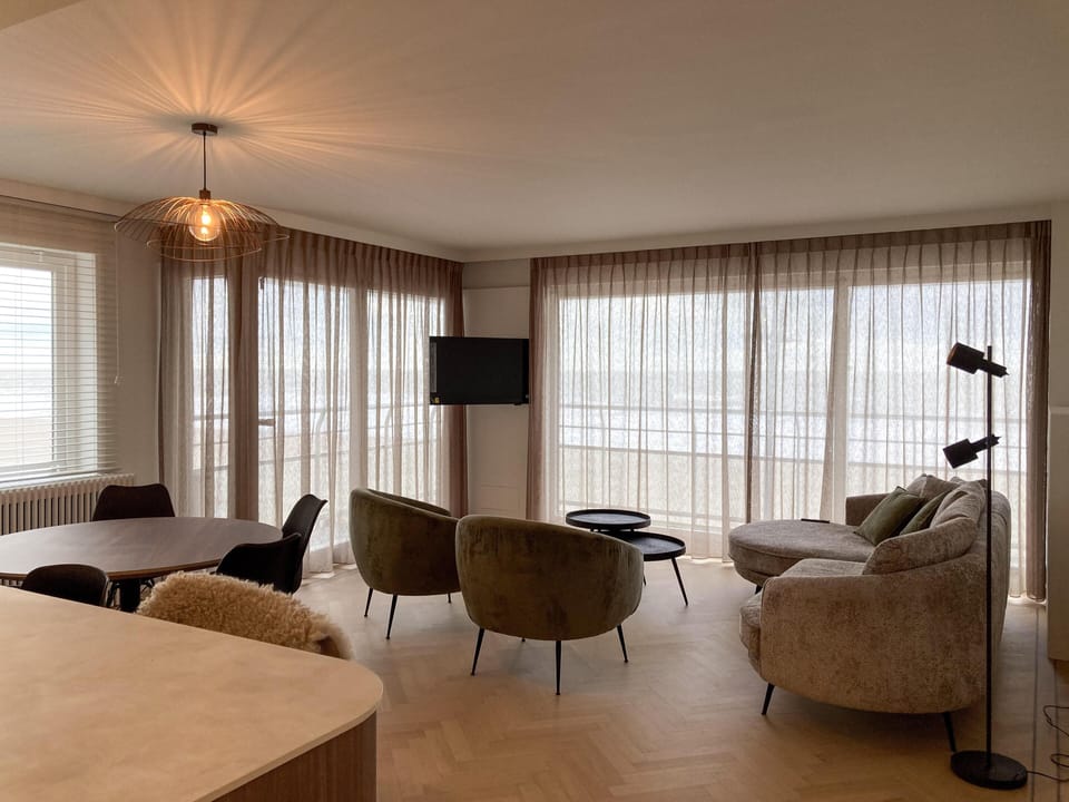 Lounge space — cozy chairs, natural light, relaxed evenings.