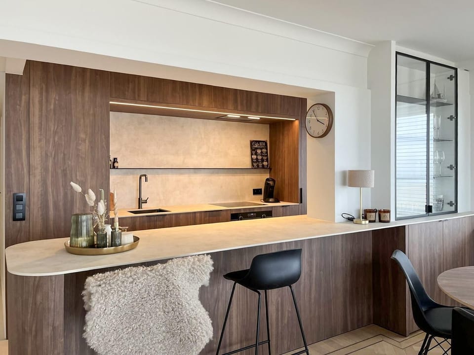 Bar corner in natural wood — soft light, subtle luxury.