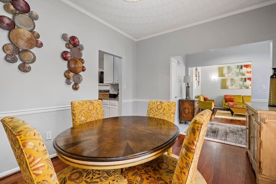 Cozy, intimate, and effortlessly stylish— across from the formal sitting room, our dining space seats four and is the perfect backdrop for meaningful meals, laughter, and second helpings.