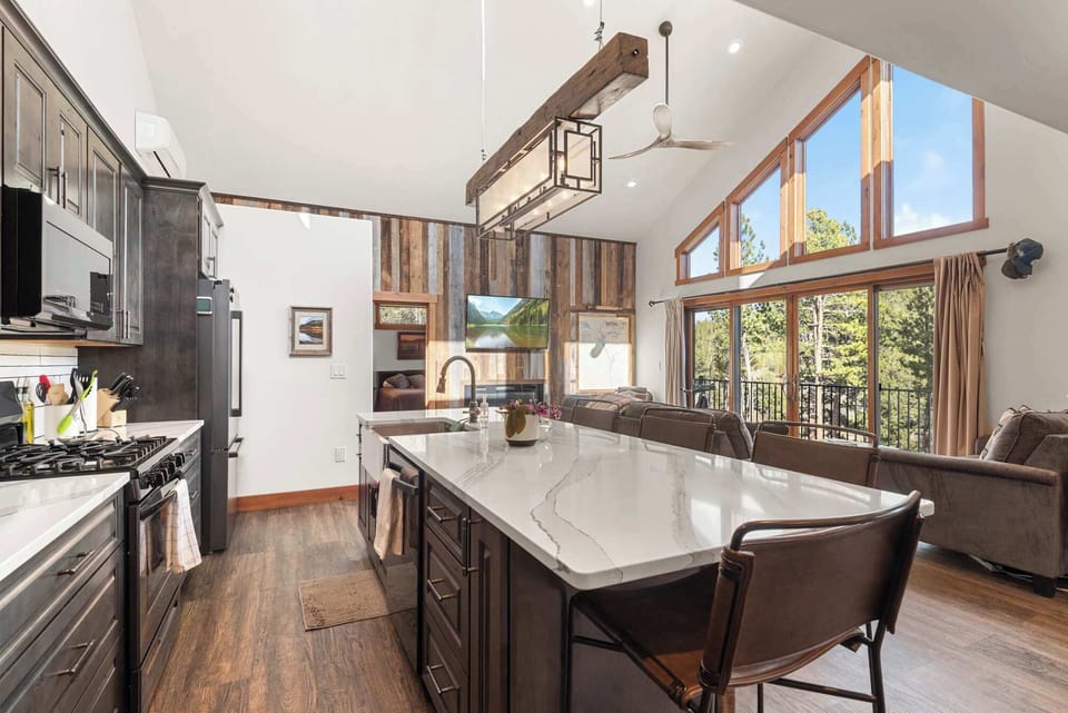 Every meal, every conversation, every moment—made better with this fully stocked kitchen and living room, framed by panoramic views. 