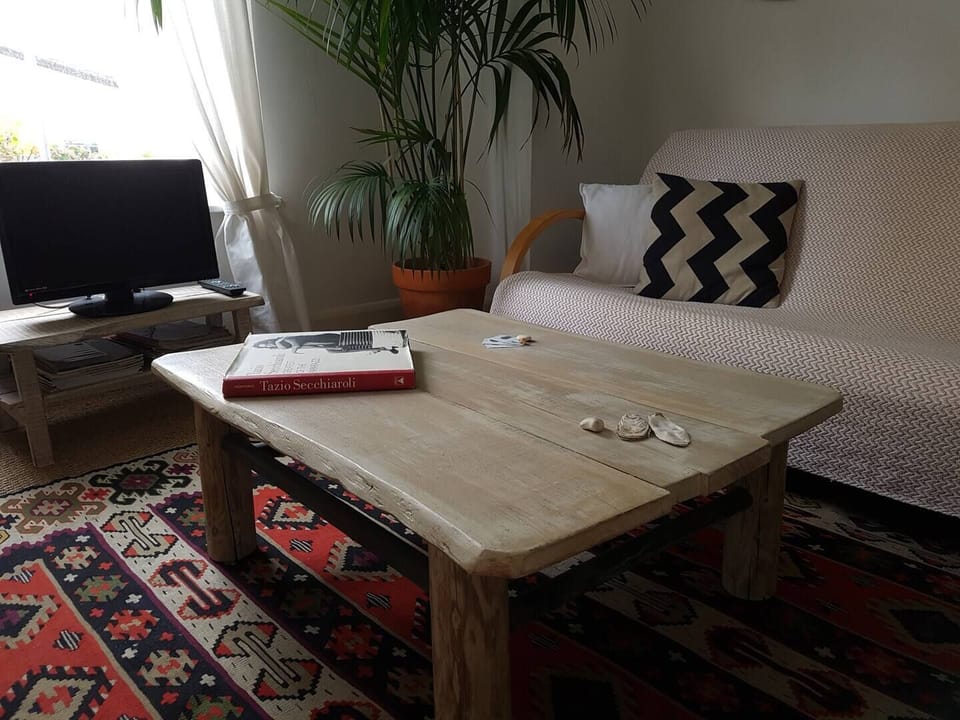 Living room with dining table & chairs