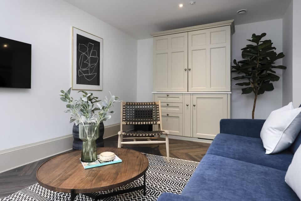 Studio with bed and kitchen