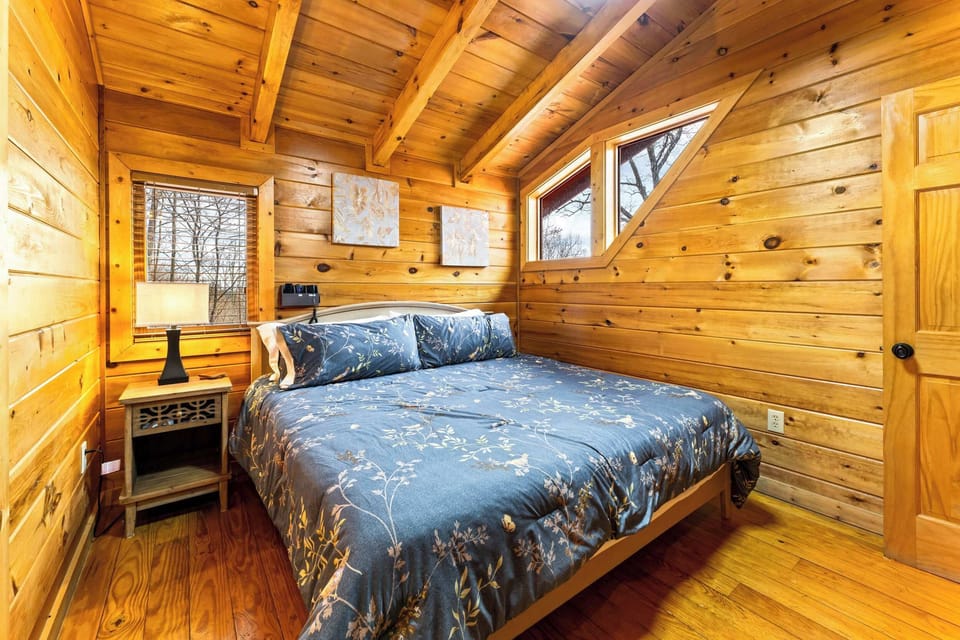 Bedroom 3 with king bed, Smart TV, and Jack & Jill bathroom 