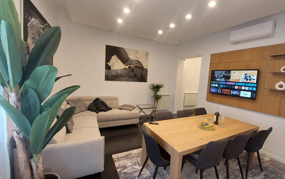 Living room with dining table (8 seats)