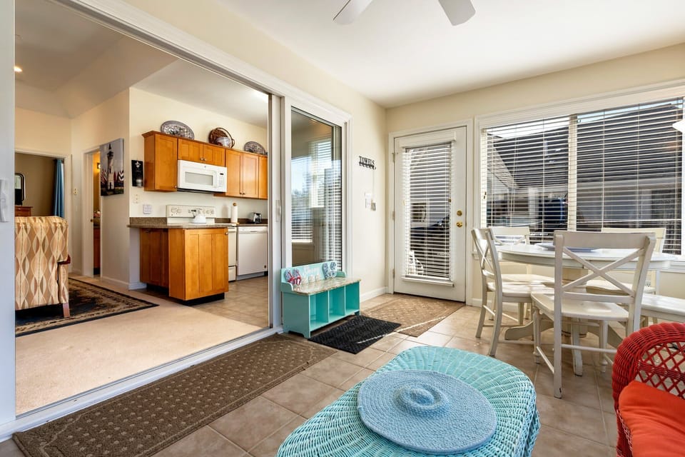 Sun room with dining table 