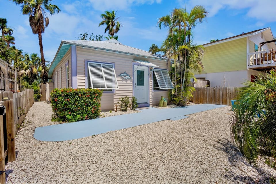 Twin Dolphins Cottage by Anna Maria Island Accommodations