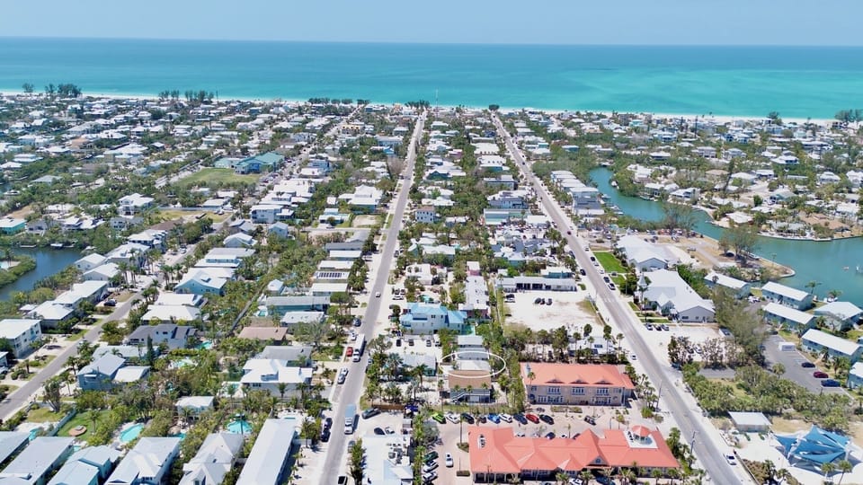 Twin Dolphins Cottage by Anna Maria Island Accommodations