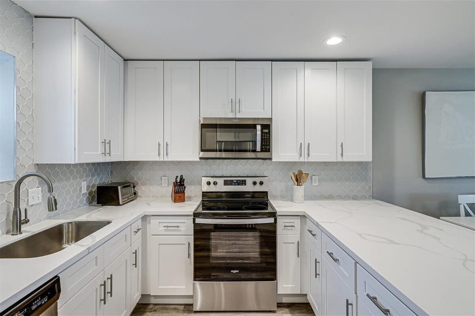 Modern Kitchen w/ U-shaped Layout