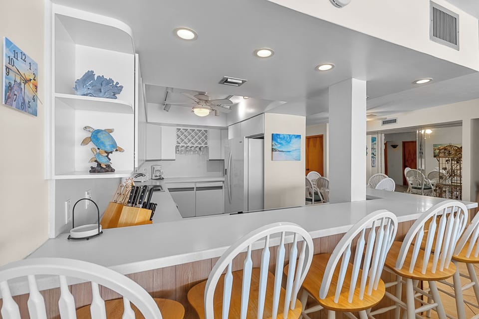 Kitchen breakfast bar