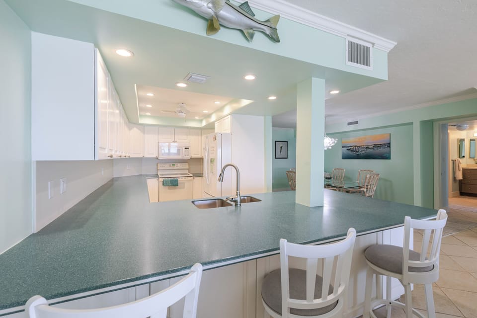 Breakfast bar to kitchen