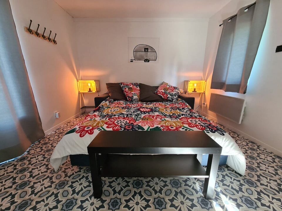 160 cm wide bed