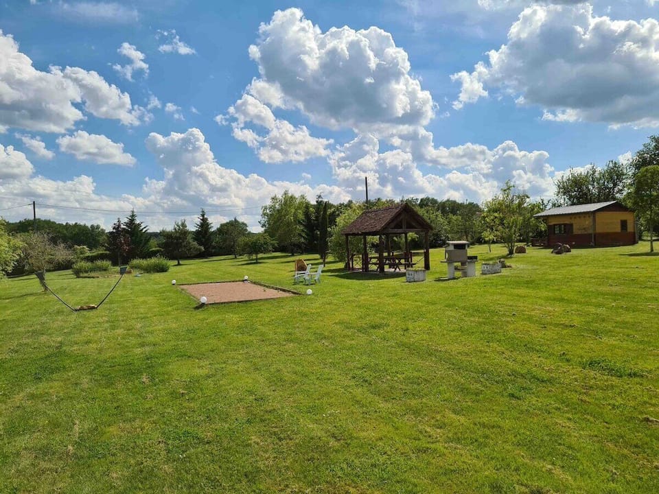 Large shared park, pétanque court, gazebo, barbecue