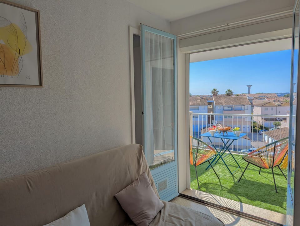 Living room open on the balcony, offering a view of the salins