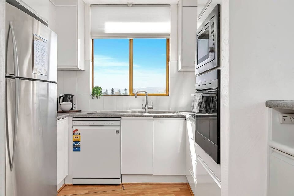 Prepare a relaxed breakfast or a seafood platter in this compact kitchen with an oven, dishwasher and full-size fridge.