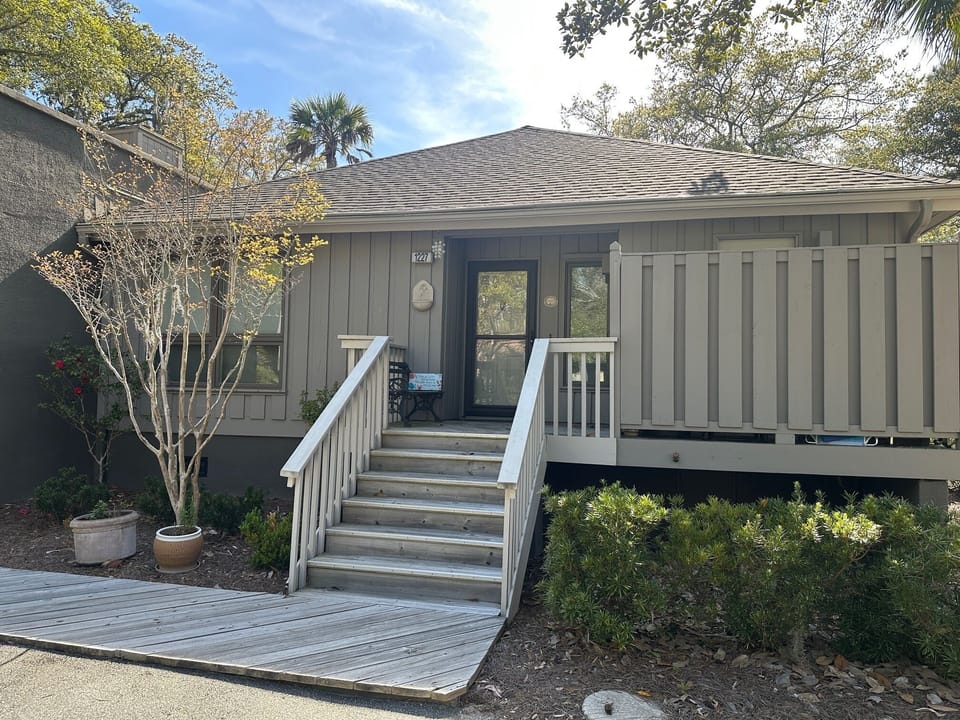 Clean and well-maintained with no guests above or below.