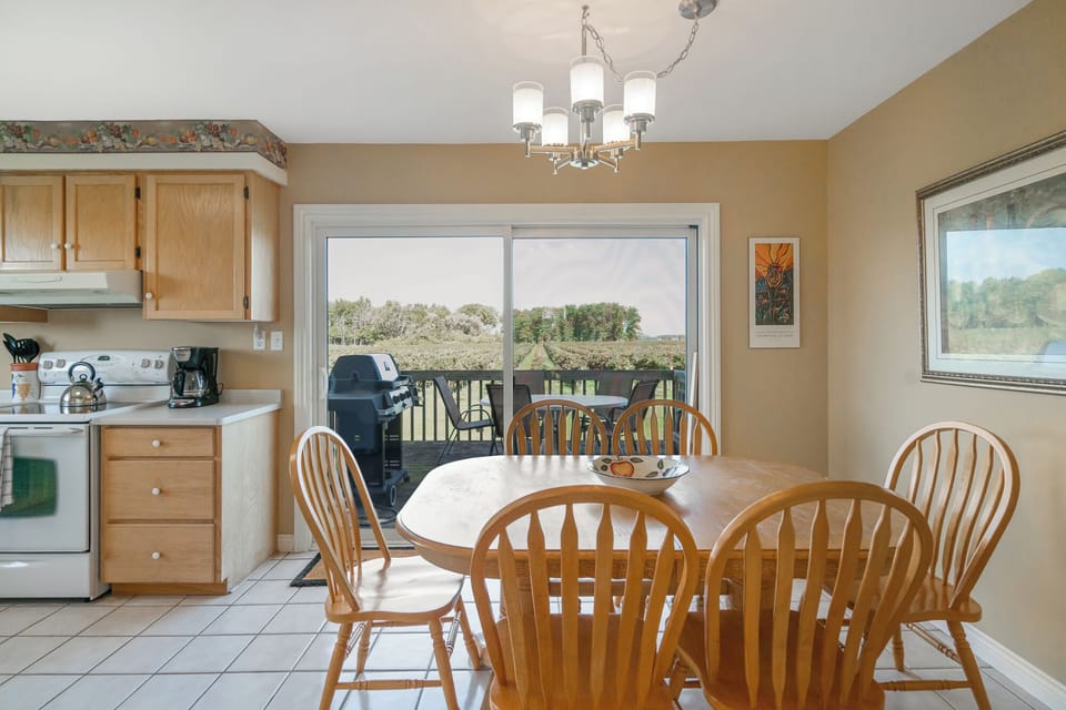Kitchen dining area