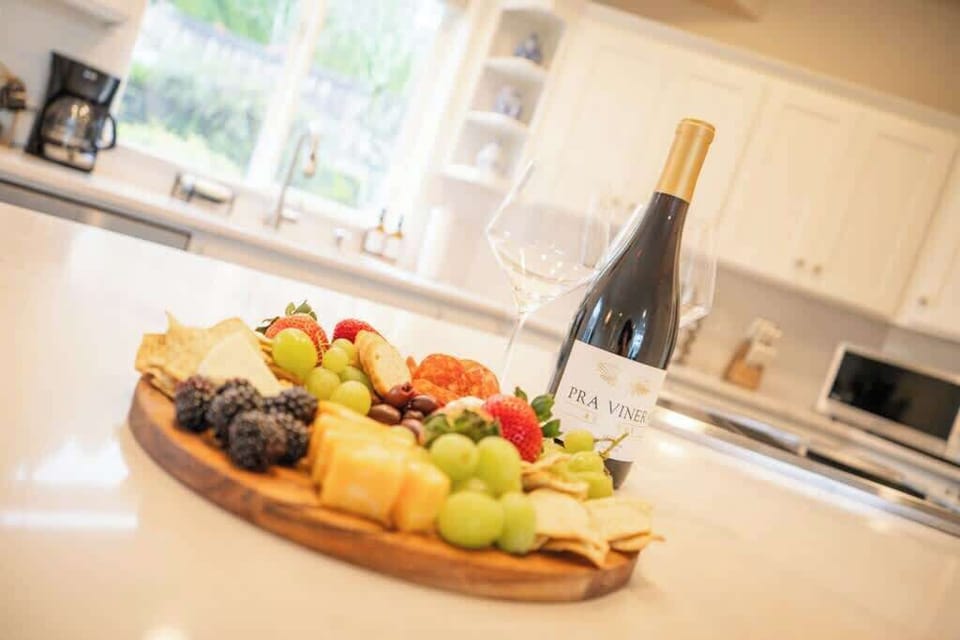 Sip, snack, and socialize. The ideal start to your evening.