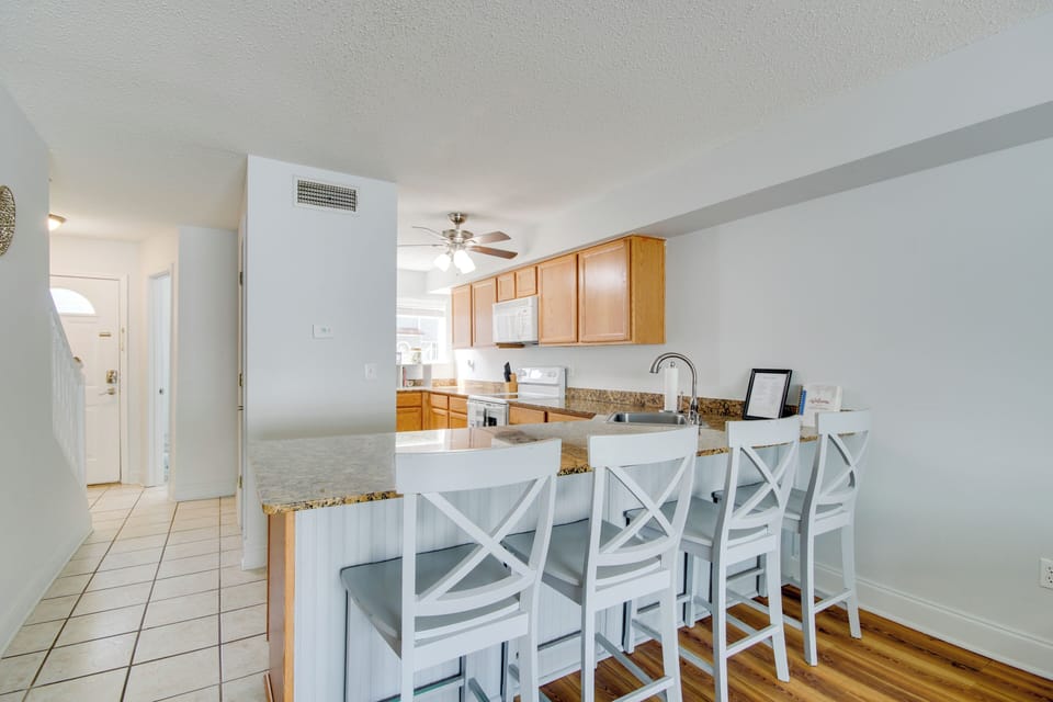 Kitchen | Keurig Coffee Maker | Dishwasher | Blender | 1st Floor