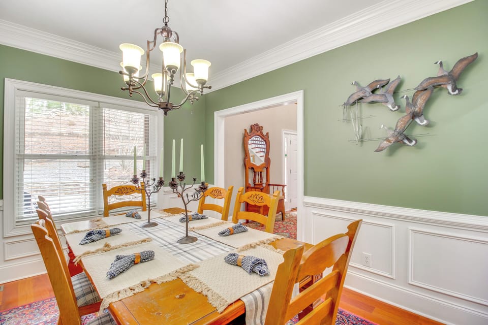Dining Room | Dishware/Flatware Provided | Main Level