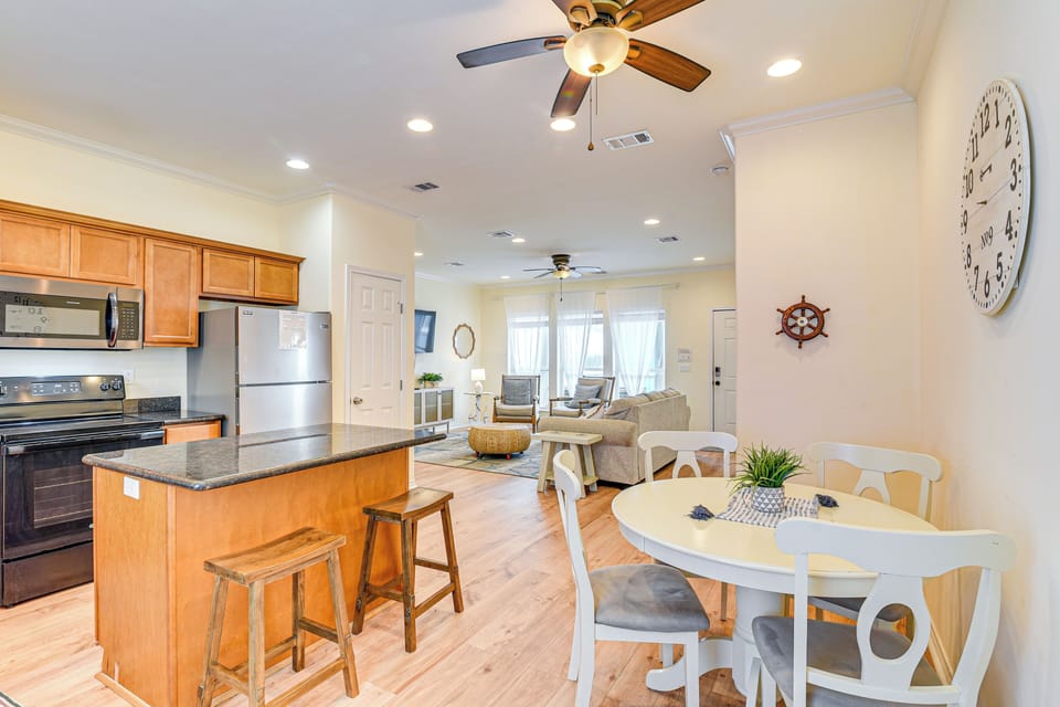 Dining Area | Dishware & Flatware | Central A/C & Heat