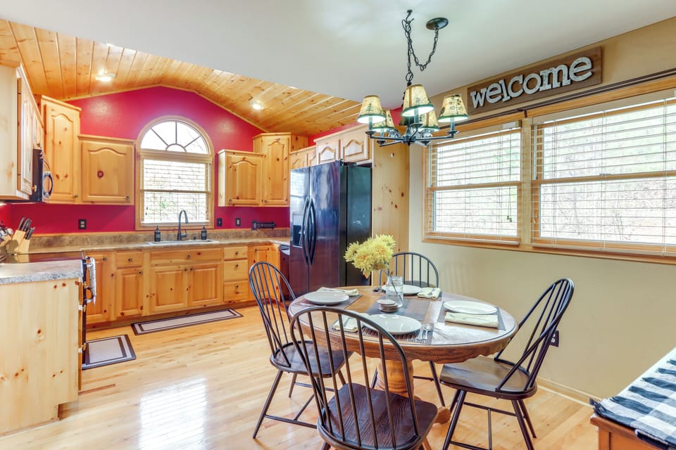 Dining Area | Dishware/Flatware Provided | 1st Floor