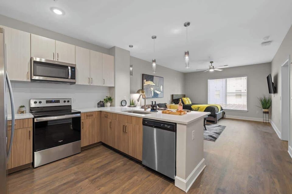 - Contemporary shared kitchen with stainless appliances and generous counter space  
- Open layout connects effortlessly to living area for guest comfort  
- Ideal short term rental kitchen perfect for extended stays and meal prep 