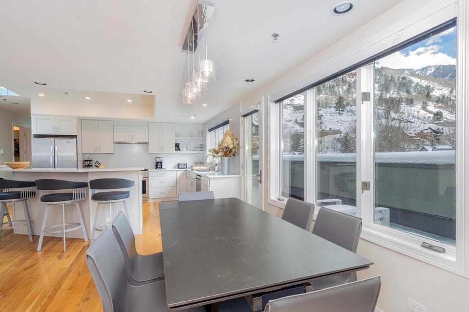 Dining area: Main floor, table seating for 6