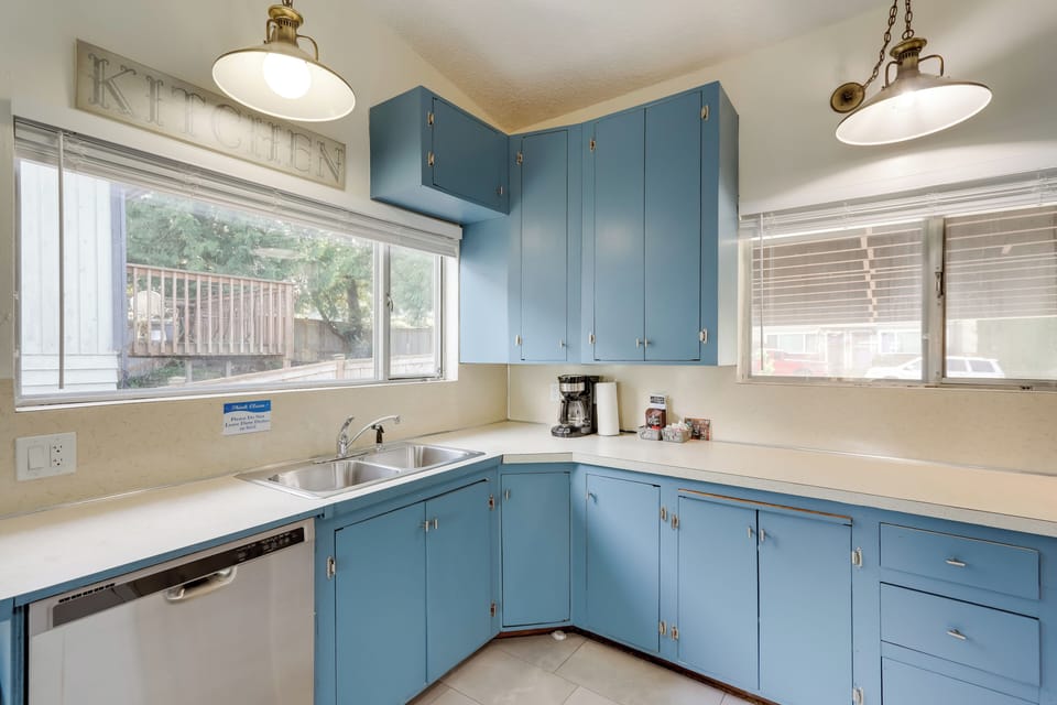 Kitchen | Drip Coffee Pot | Toaster Oven | Washer & Dryer