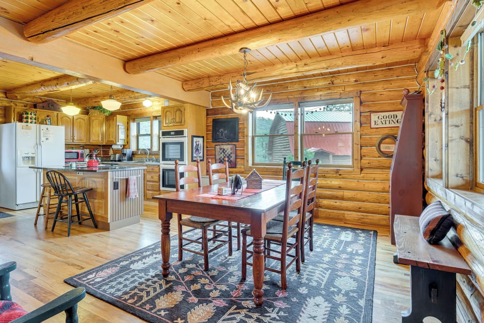 Dining Area | Dishware/Flatware Provided | 1st Floor