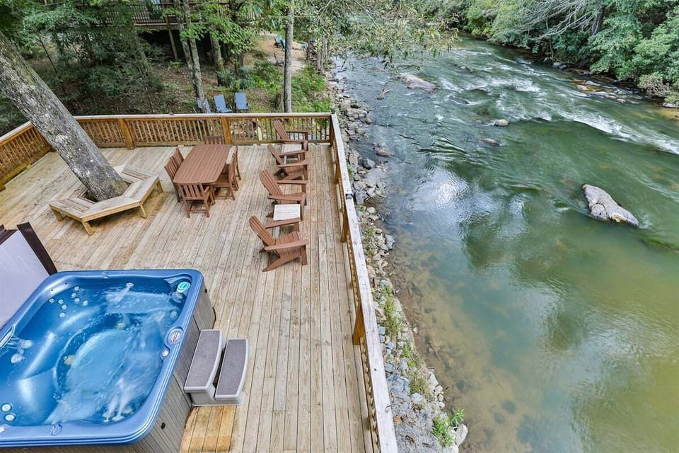 Hot tub right by the Cartecay River perfect place to soak your worries away