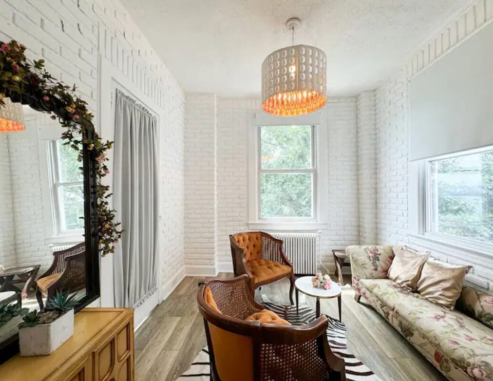 living room/Bright and cozy living space