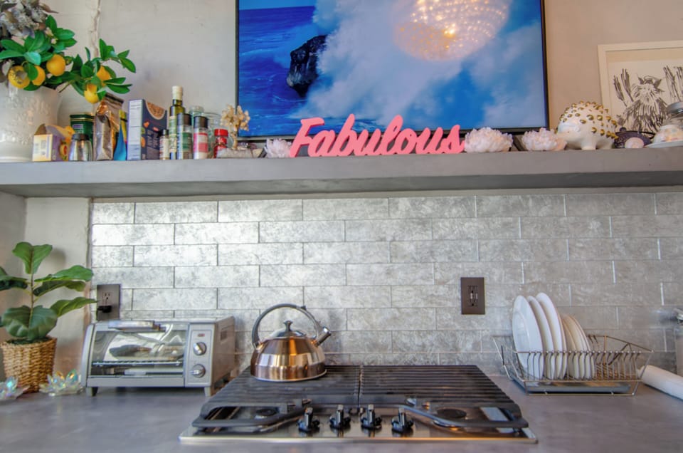 Kitchen blooming with floral vibes