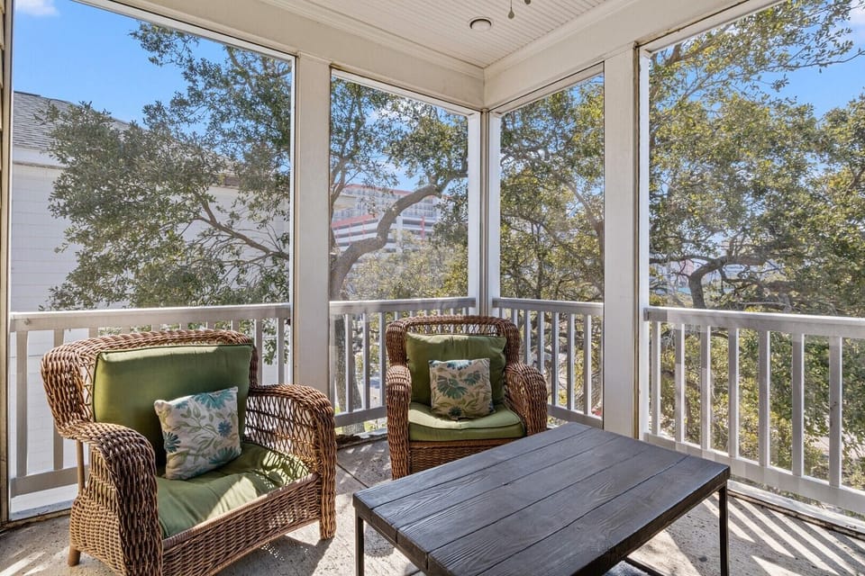 High Tide Hideaway Balcony living area