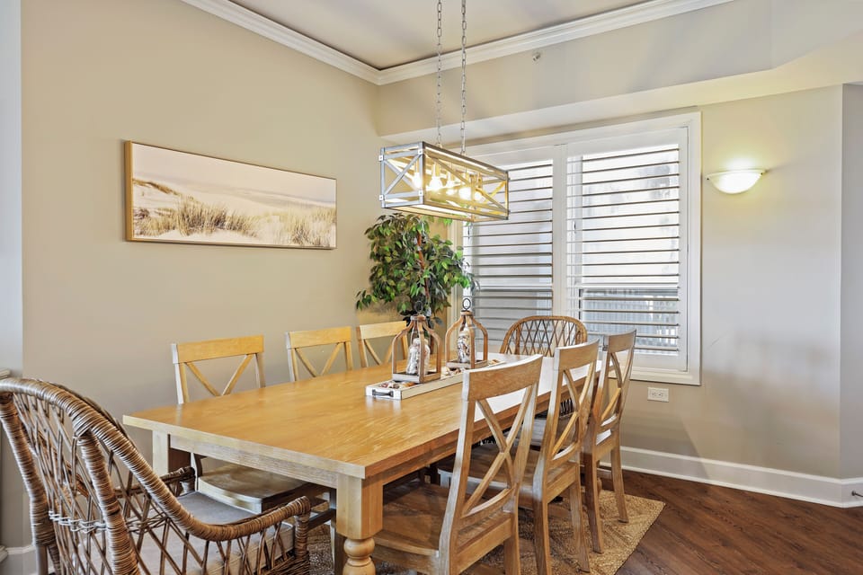 3302 Windsor Court South | Dining Table - 3302 Windsor Court South | Dining Table