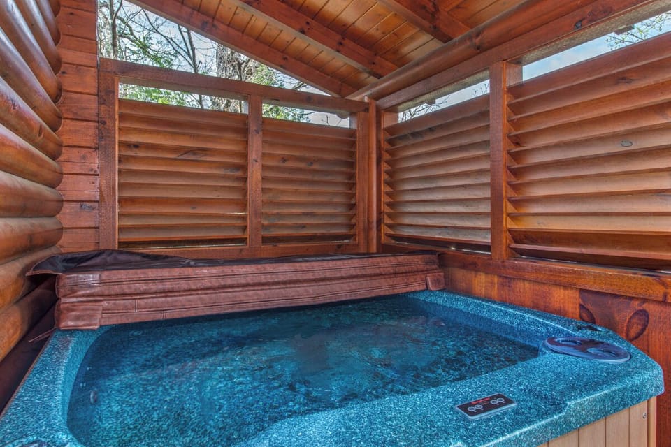 Blackberry Lodge's bubbling hot tub