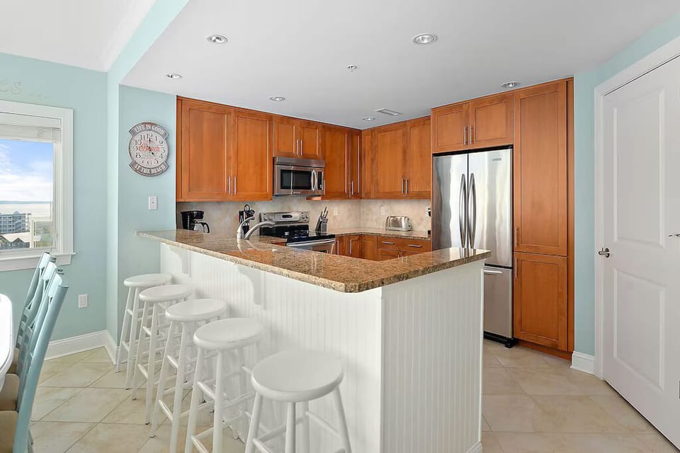 Grab a quick bite at the Breakfast Bar, or dine al fresco on the Balcony