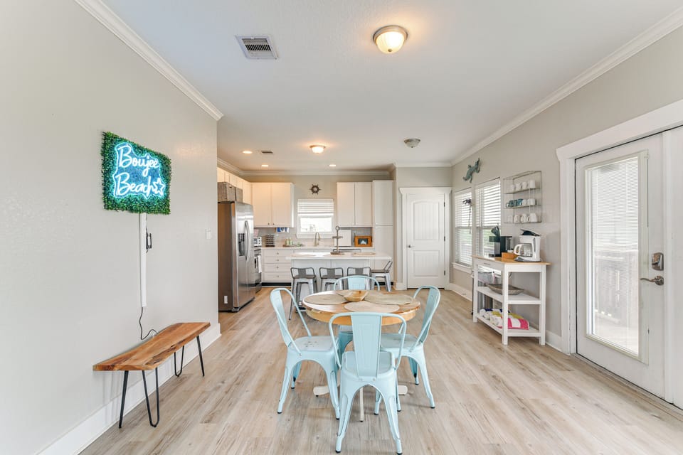 Dining Area | Dishware/Flatware Provided