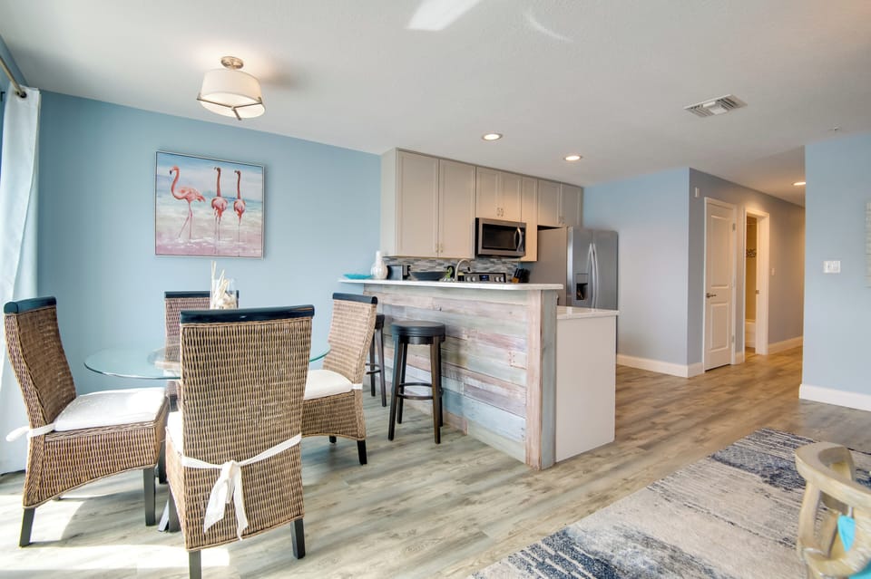 Dining Area | Breakfast Bar