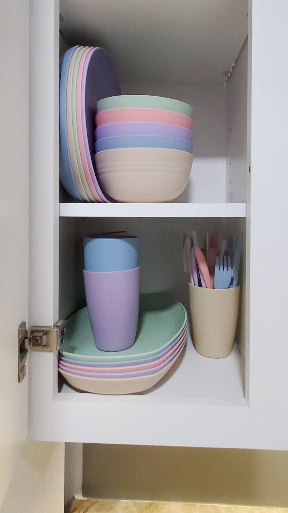 Add a splash of color to every bite with our vibrant kids` plates, cups, and utensils—perfect for little hands and big smiles! 🌈🍴