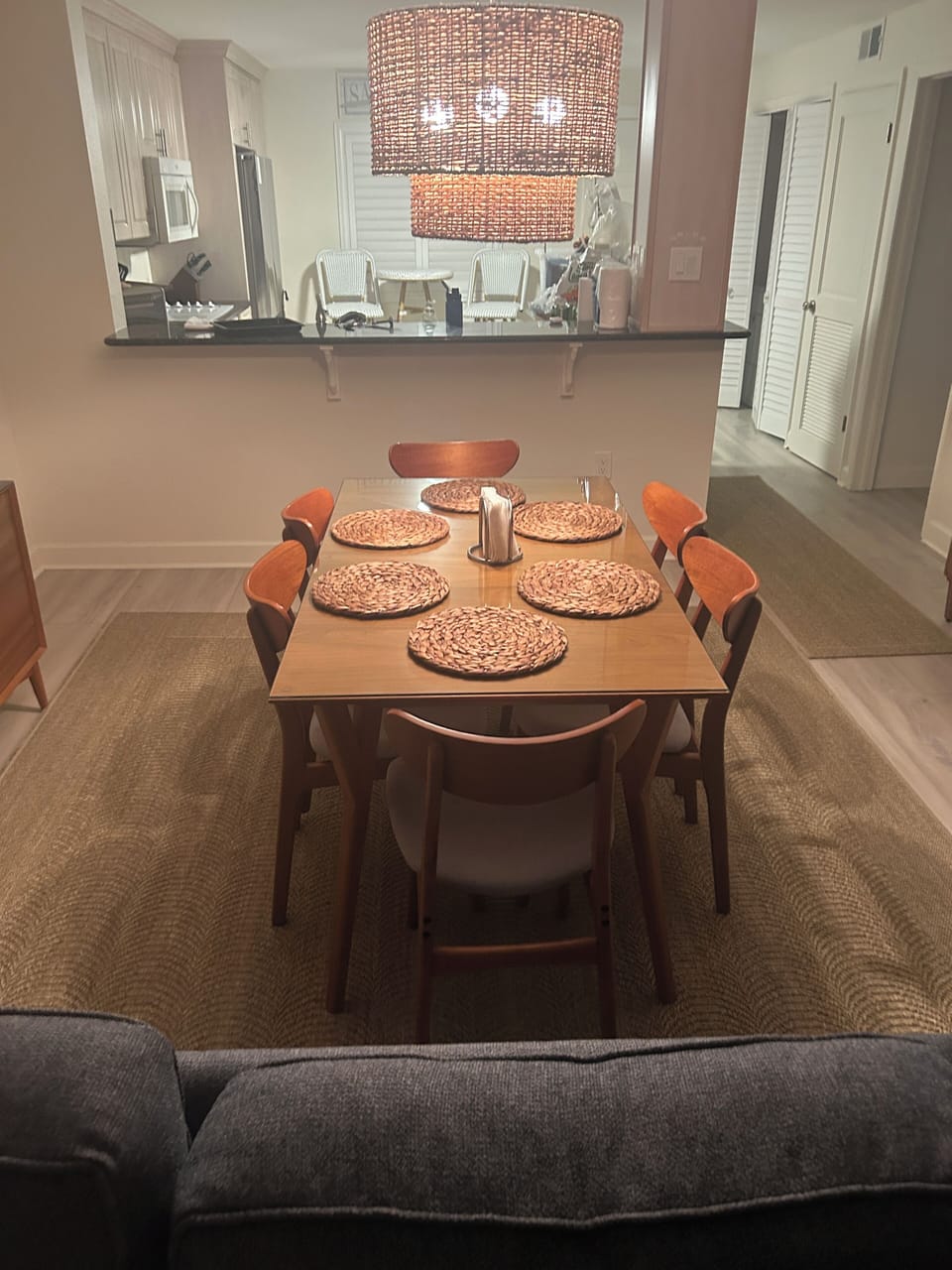 Dining room for six people 