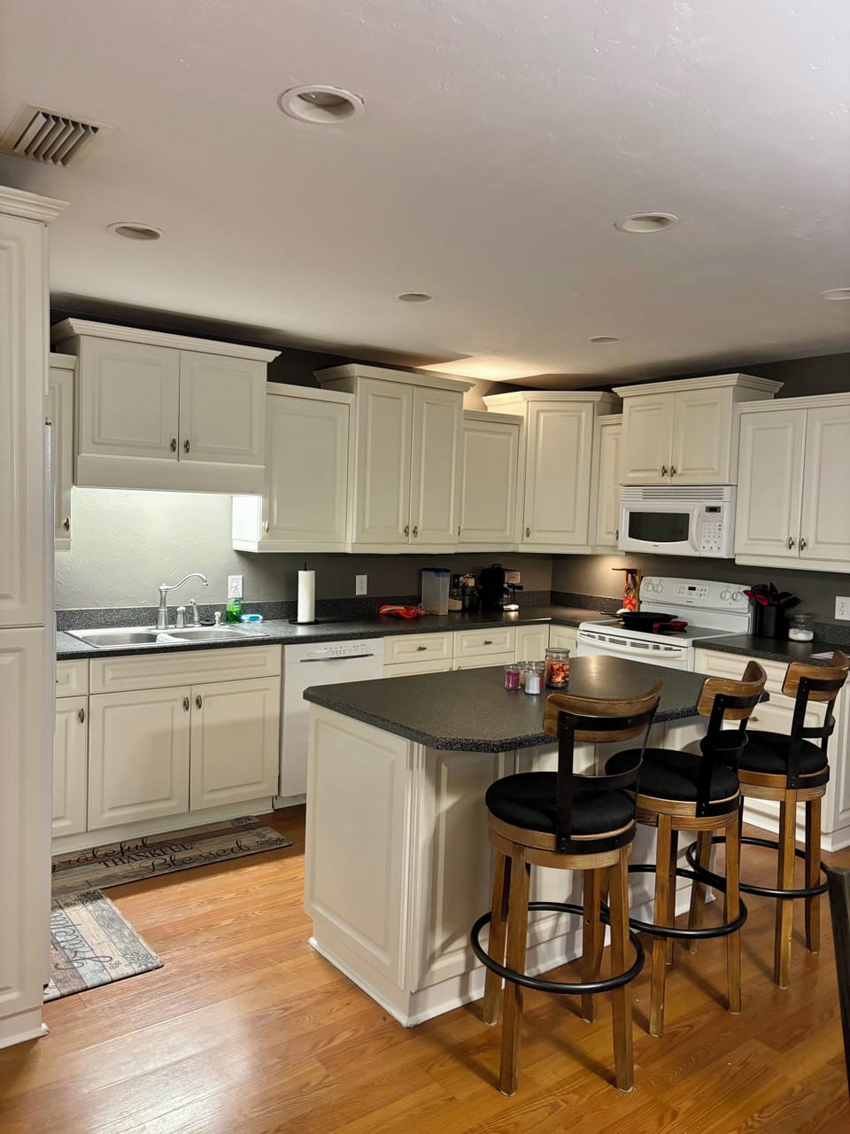 Kitchen, fully equipped w/ dishwasher. Enjoy complimentary coffee & tea!