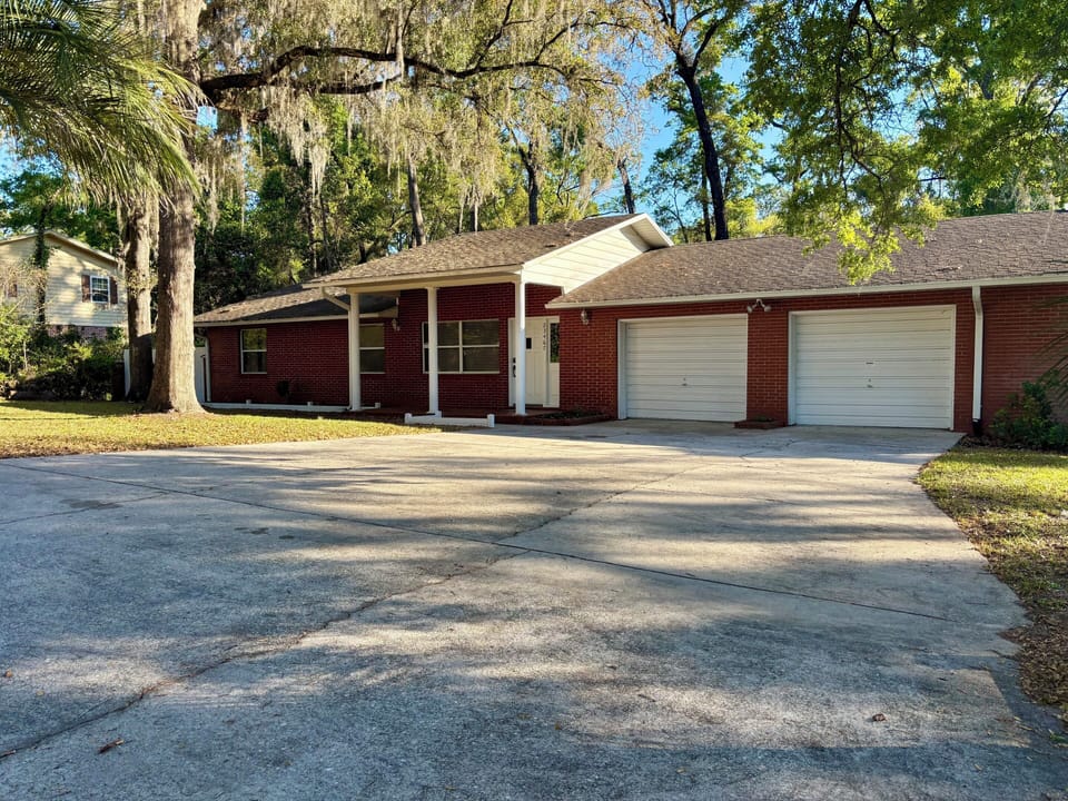 Spacious 4 BR Retreat