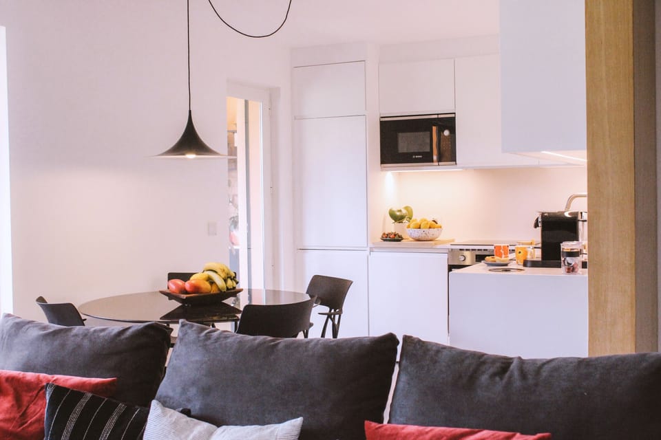 Open-plan kitchen and dining area with black pendant lamp — Greenview Golf Apartment, holiday apartment in Portugal