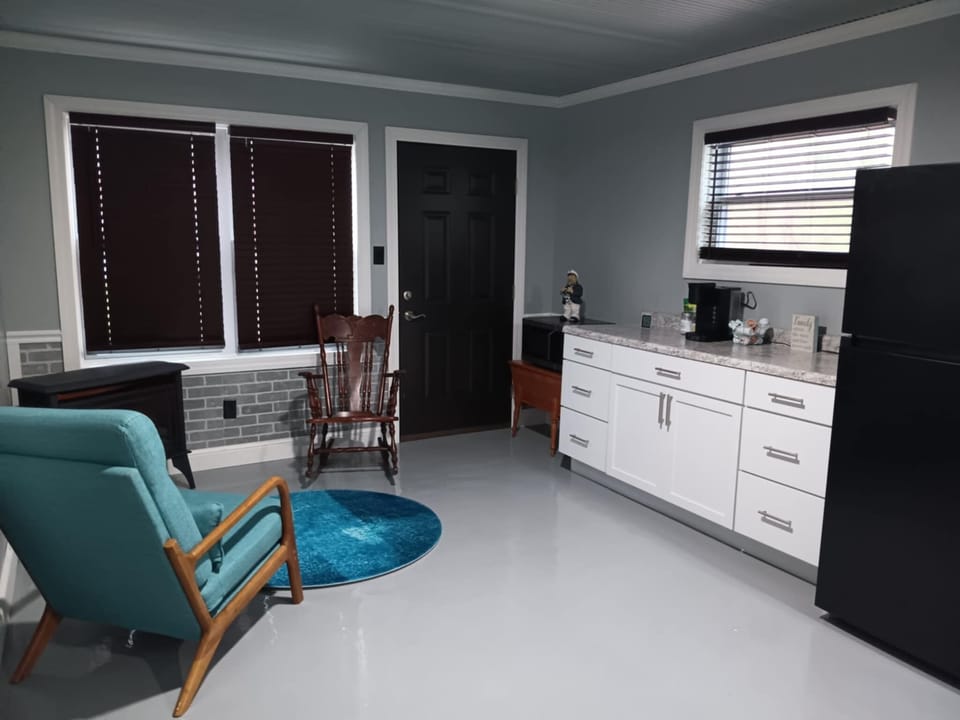 seating area with addtional counter space and storage