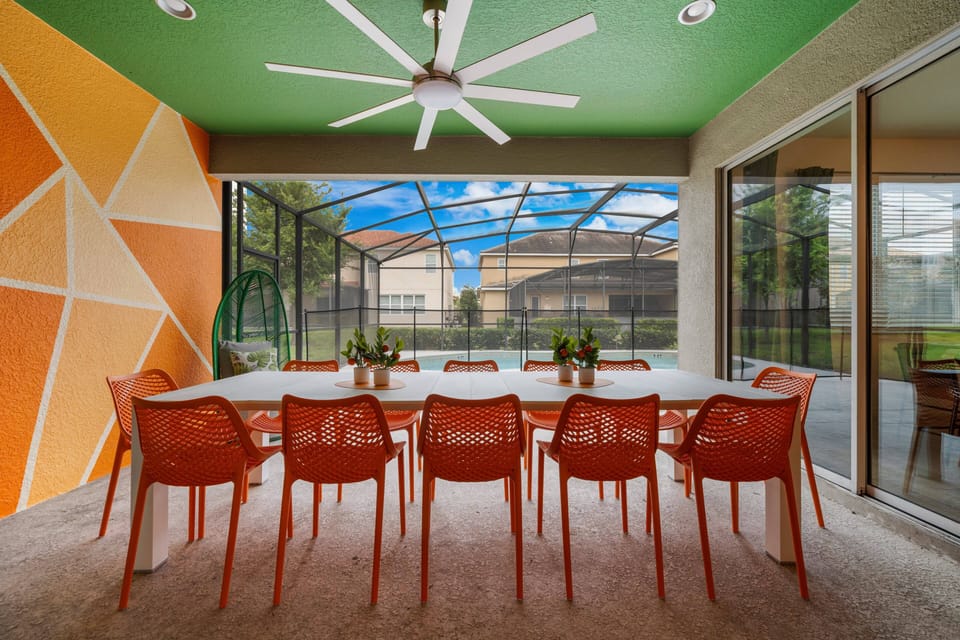 Lanai w/ Dining Table